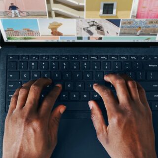 Agentic Search ist der Wandel von der klassischen Suchmaschine hin zu KI-Agenten, die eigenständig Aufgaben für Nutzer erledigen